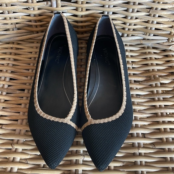 Vionic, black and tan Dahlia pointy toe ballet flat - Picture 2 of 5